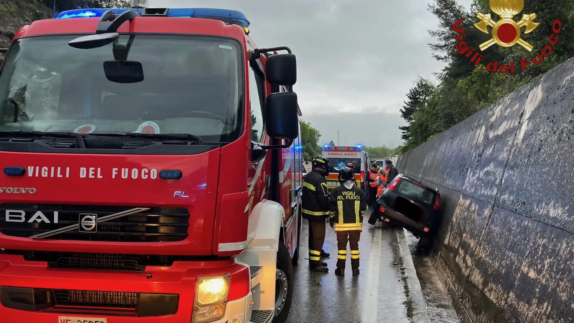 Statale 85 Venafrana: auto termina fuori strada sul territorio di Monteroduni. Intervengono i Vigili del Fuoco di Isernia.